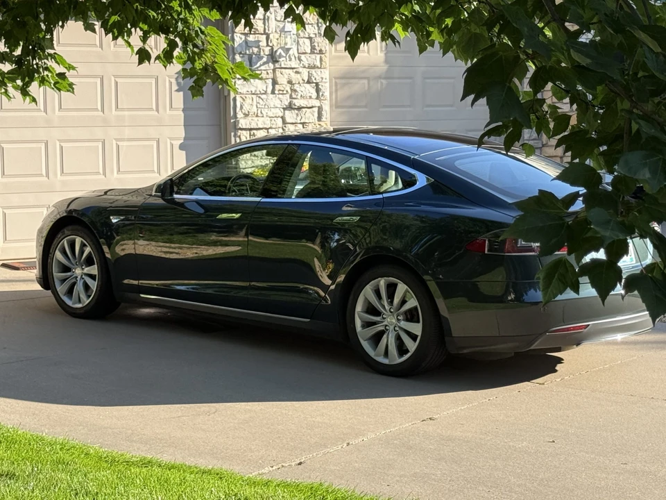 2014 Tesla Model S - Image 28 of 31