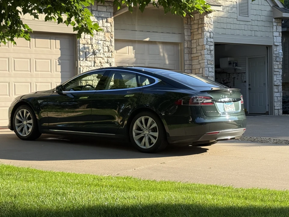 2014 Tesla Model S - Image 26 of 31