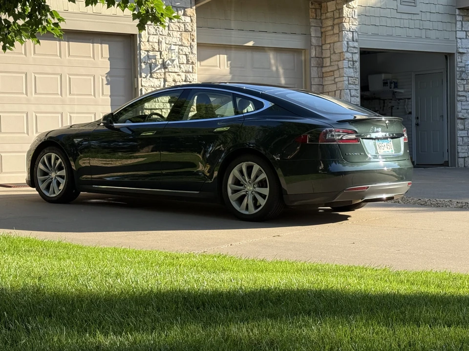 2014 Tesla Model S - Image 27 of 31