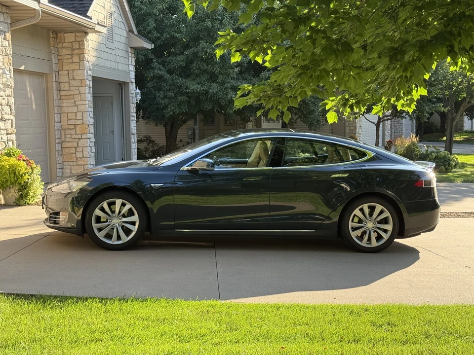 2014 Tesla Model S - Image 25 of 31