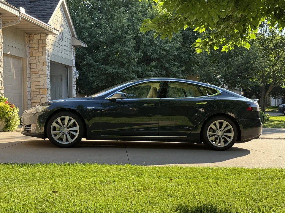 2014 Tesla Model S - Image 24 of 31