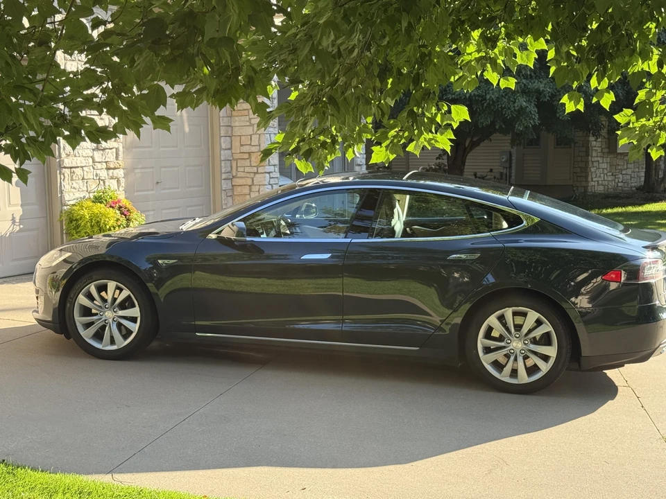 2014 Tesla Model S - Image 23 of 31