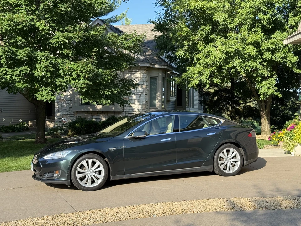2014 Tesla Model S - Image 9 of 31