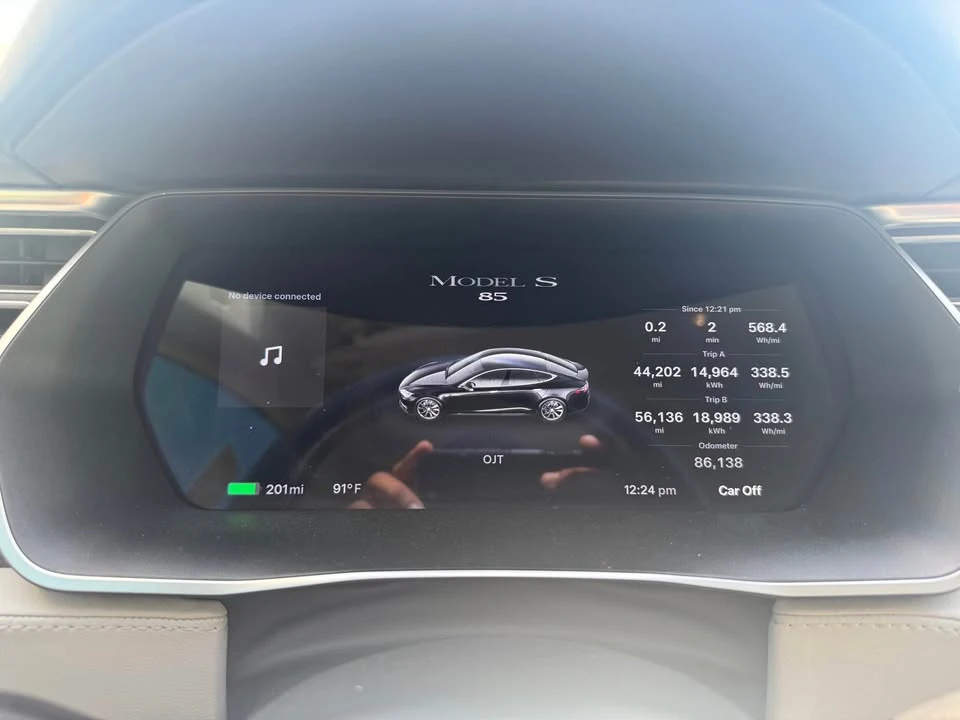 2014 Tesla Model S - Image 11 of 16