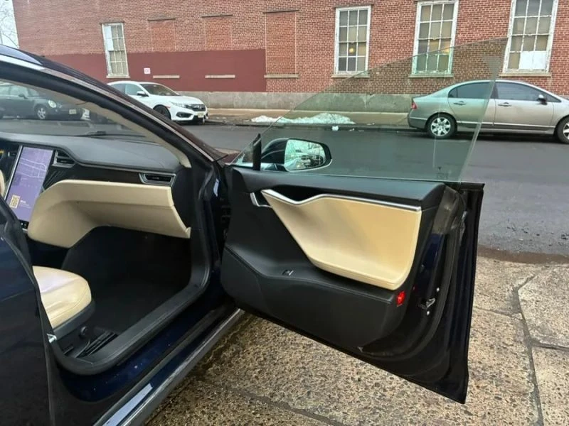 2014 Tesla Model S - Image 11 of 12