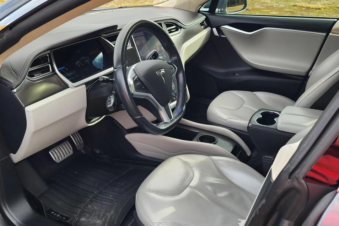 2014 Tesla Model S - Image 26 of 31