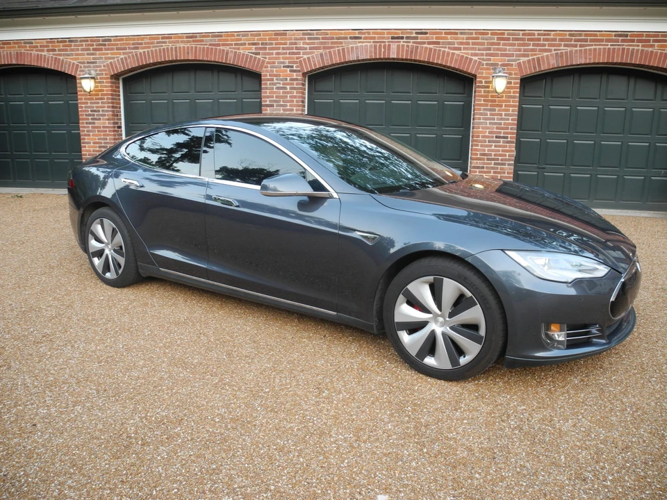 2014 Tesla Model S - Image 17 of 31