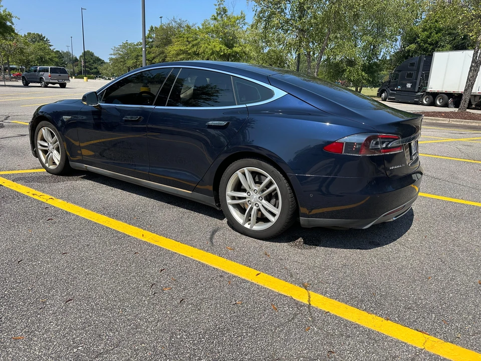 2014 Tesla Model S - Image 10 of 31