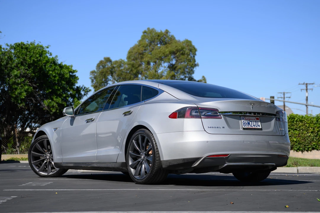 2014 Tesla Model S - Image 9 of 31