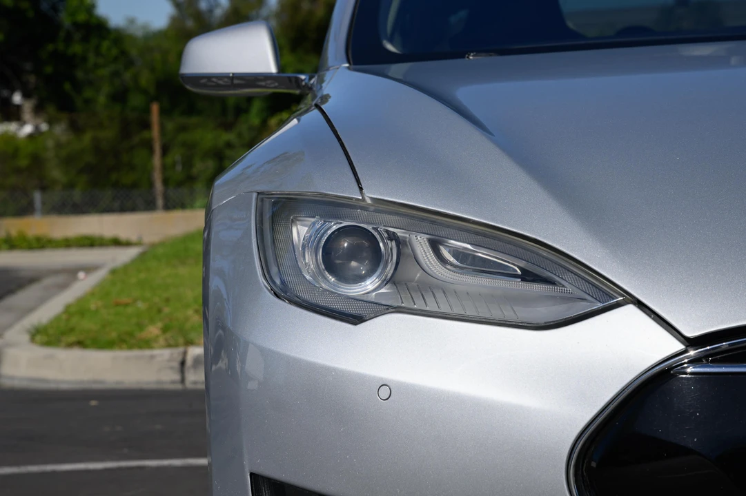 2014 Tesla Model S - Image 19 of 31