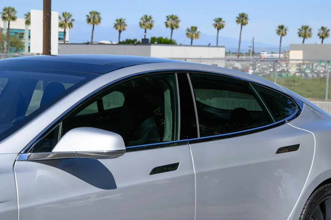 2014 Tesla Model S - Image 26 of 31