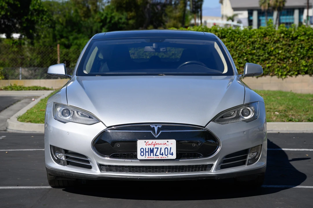 2014 Tesla Model S - Image 2 of 31
