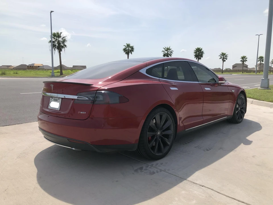 2014 Tesla Model S - Image 9 of 31