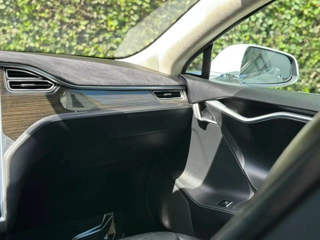 2014 Tesla Model S - Image 24 of 31