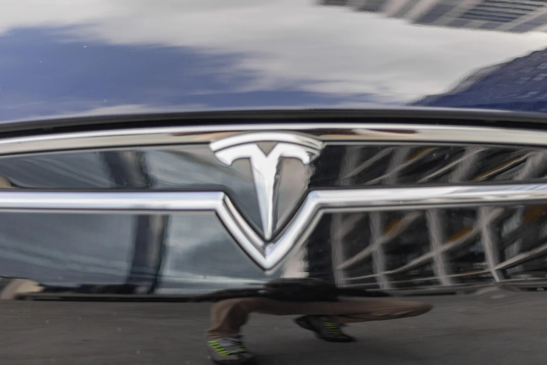 2014 Tesla Model S - Image 24 of 31