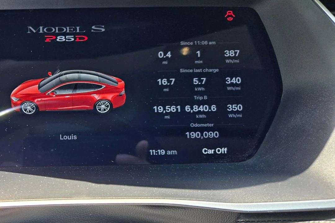 2014 Tesla Model S - Image 24 of 31