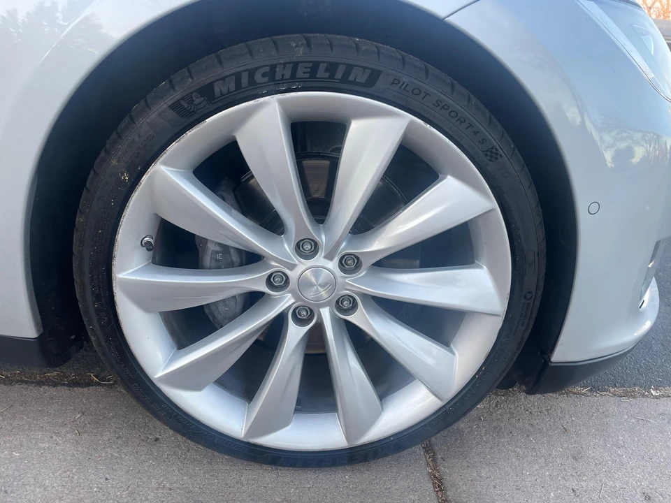 2014 Tesla Model S - Image 25 of 31