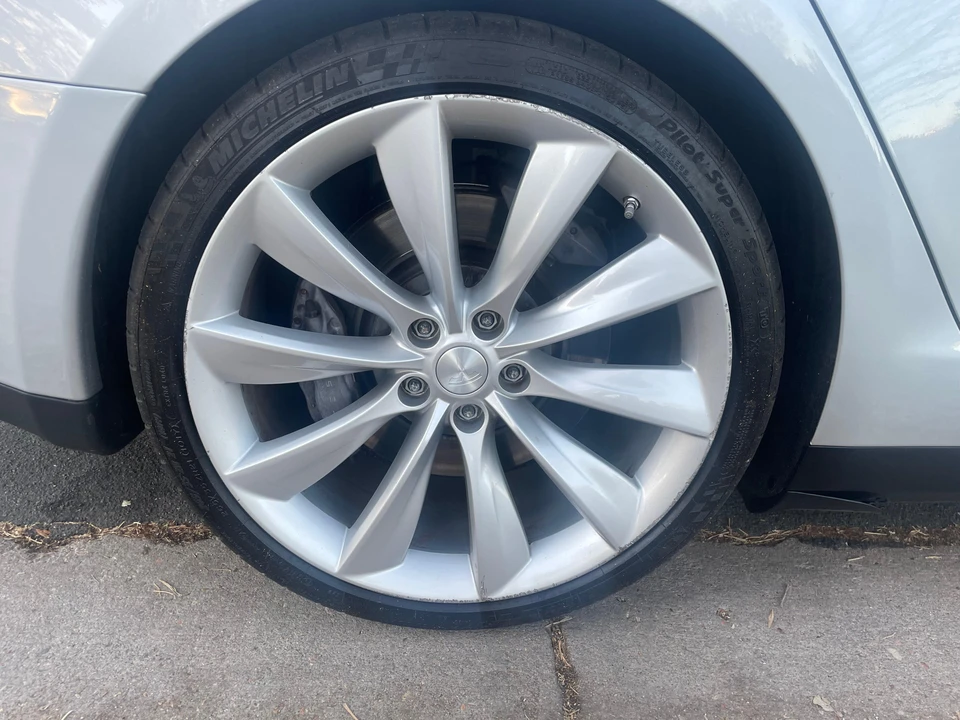 2014 Tesla Model S - Image 24 of 31