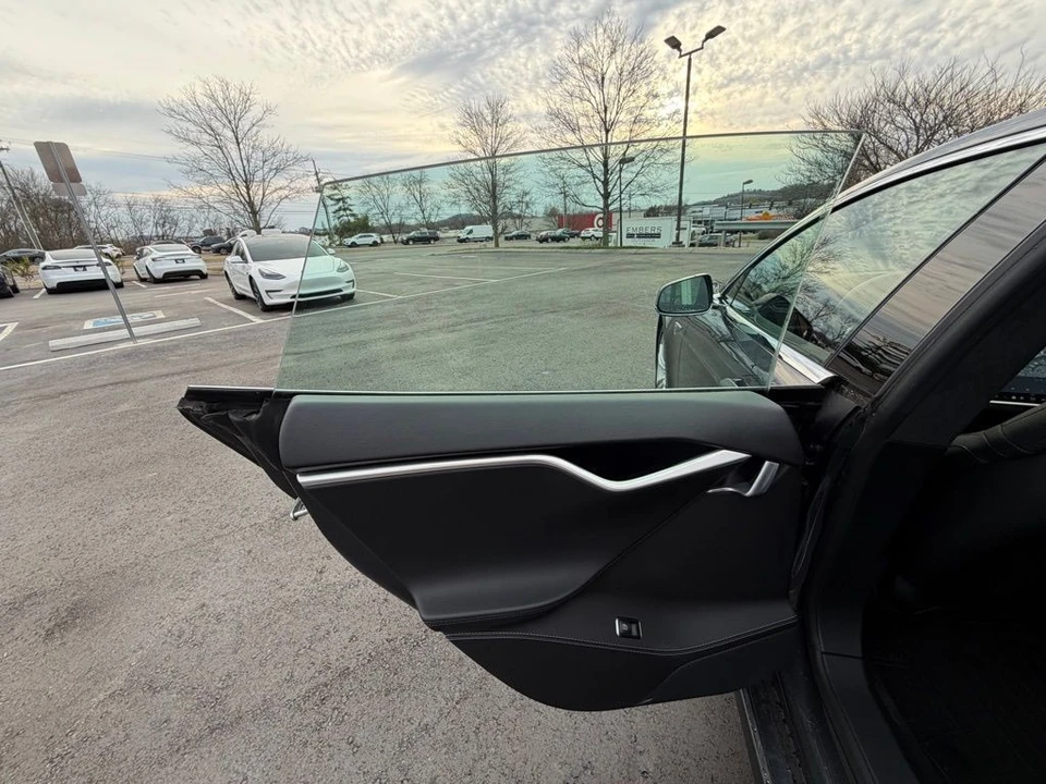 2014 Tesla Model S - Image 10 of 17