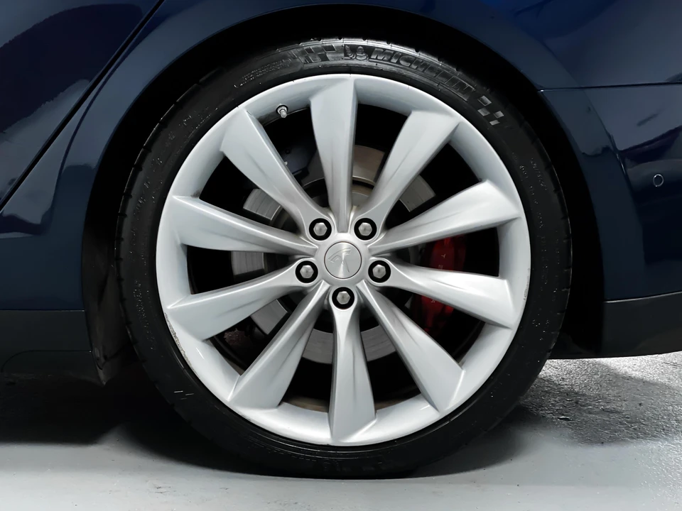 2014 Tesla Model S - Image 25 of 31