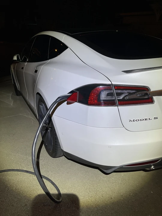 2014 Tesla Model S - Image 23 of 31