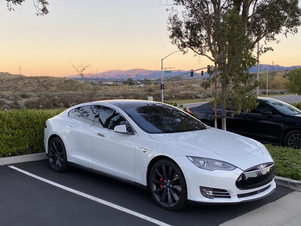 2014 Tesla Model S - Image 15 of 31