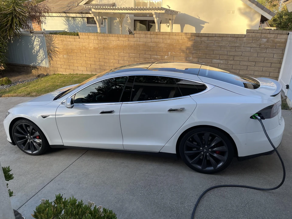 2014 Tesla Model S - Image 9 of 31