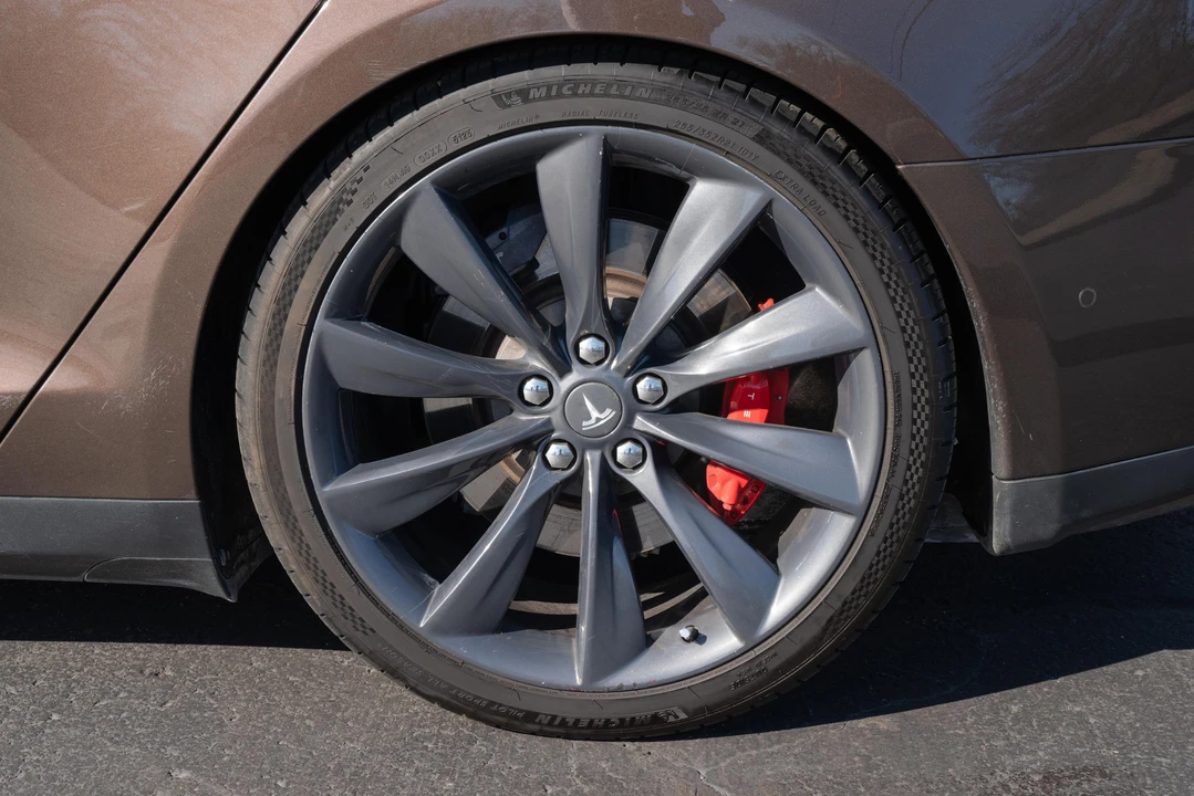 2014 Tesla Model S - Image 17 of 31