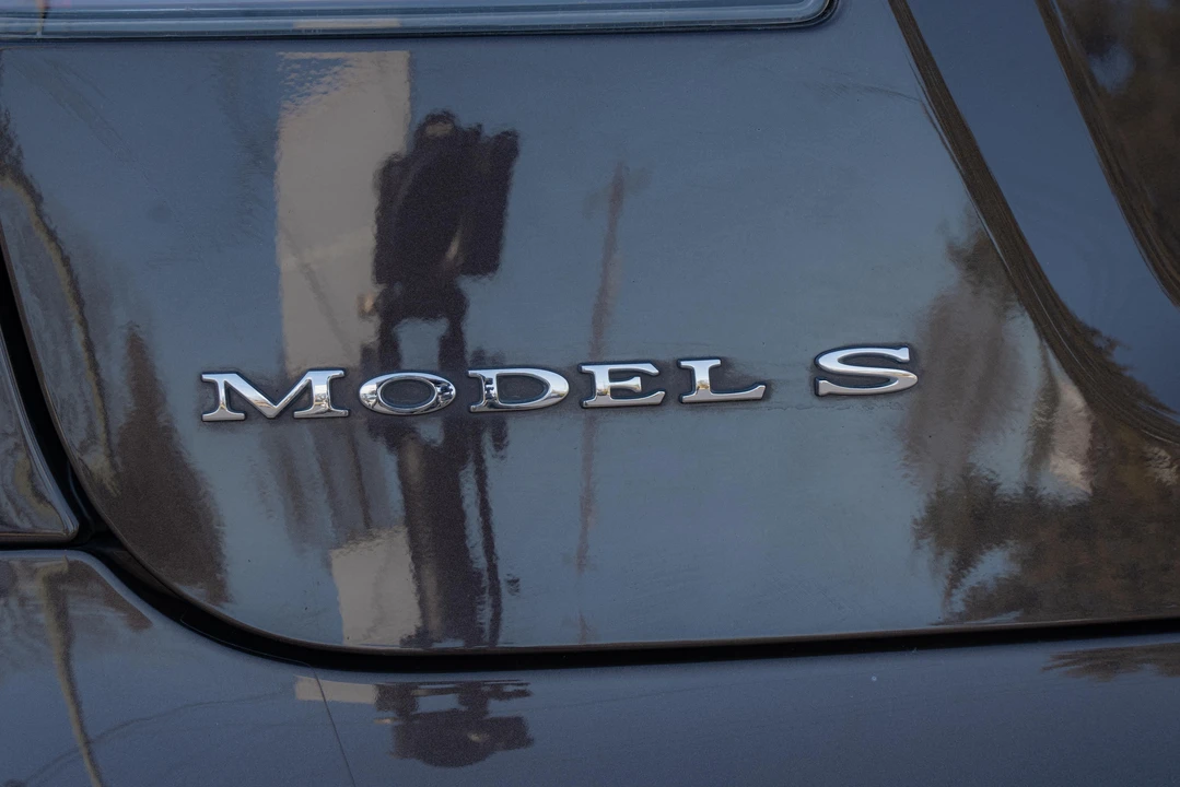 2014 Tesla Model S - Image 11 of 31