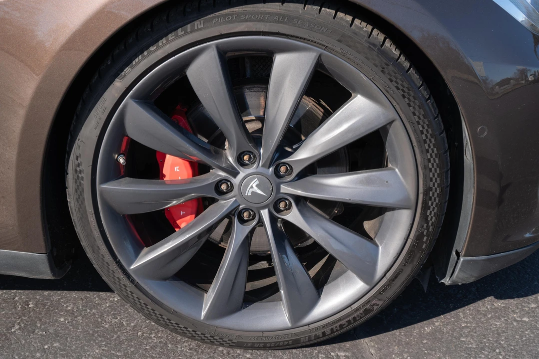 2014 Tesla Model S - Image 19 of 31