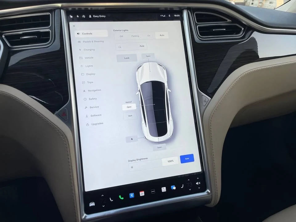 2014 Tesla Model S - Image 12 of 18