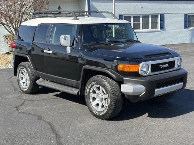 2014 Toyota FJ Cruiser - Image 9 of 31