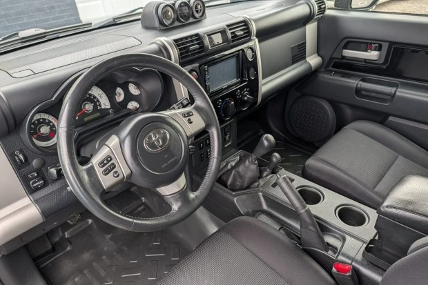 2014 Toyota FJ Cruiser - Image 5 of 8