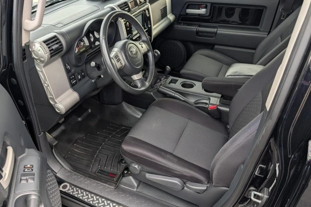 2014 Toyota FJ Cruiser - Image 4 of 8