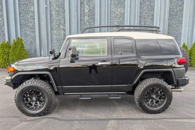 2014 Toyota FJ Cruiser - Image 3 of 8