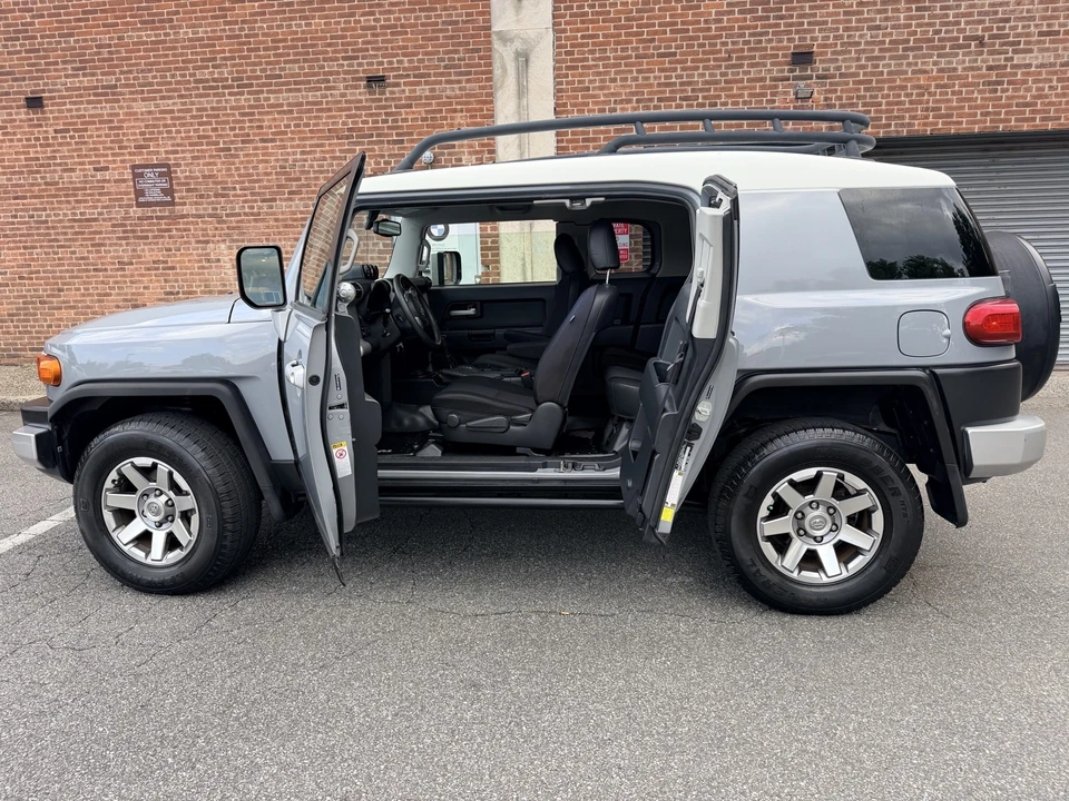 2014 Toyota FJ Cruiser - Image 15 of 31