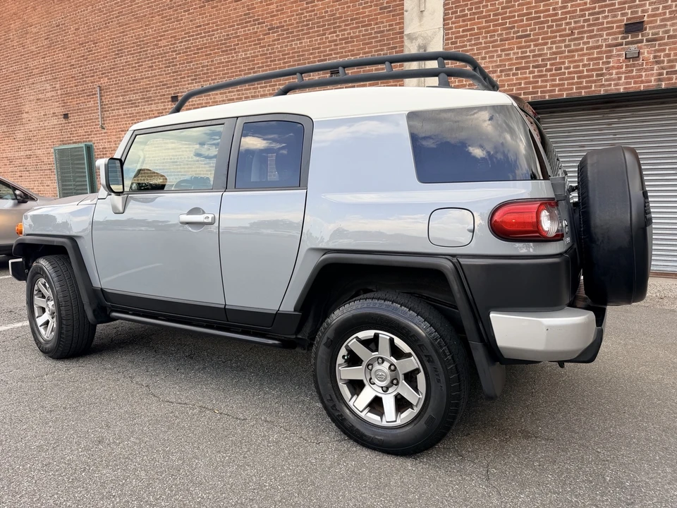 2014 Toyota FJ Cruiser - Image 3 of 31
