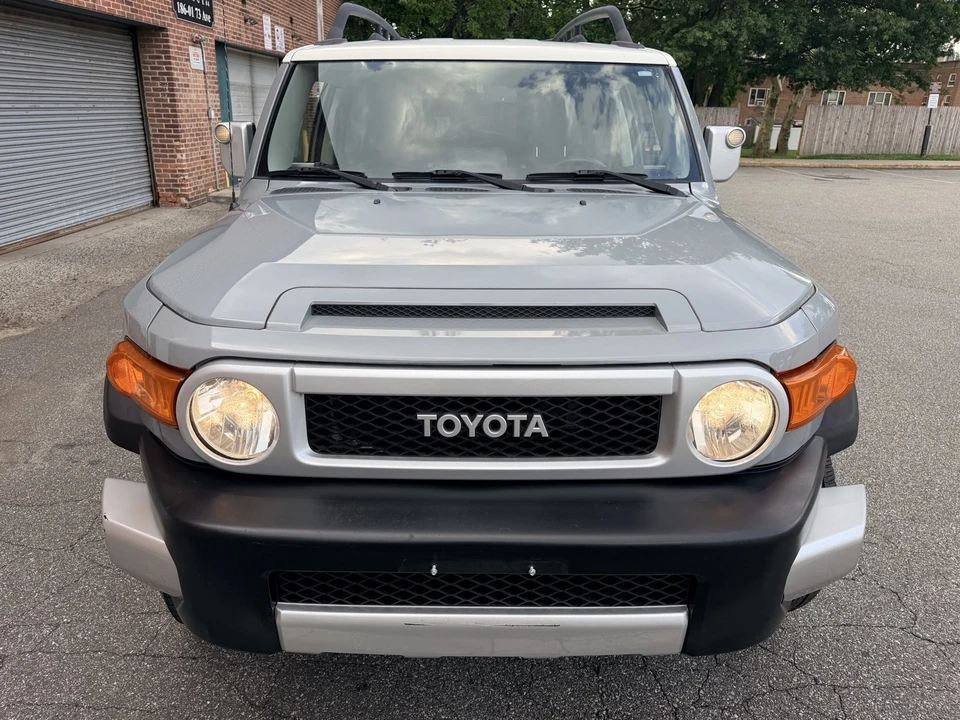 2014 Toyota FJ Cruiser - Image 8 of 31