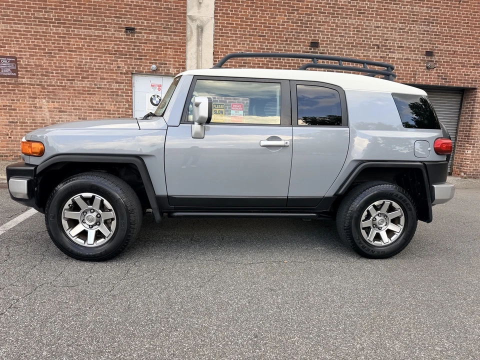 2014 Toyota FJ Cruiser - Image 2 of 31