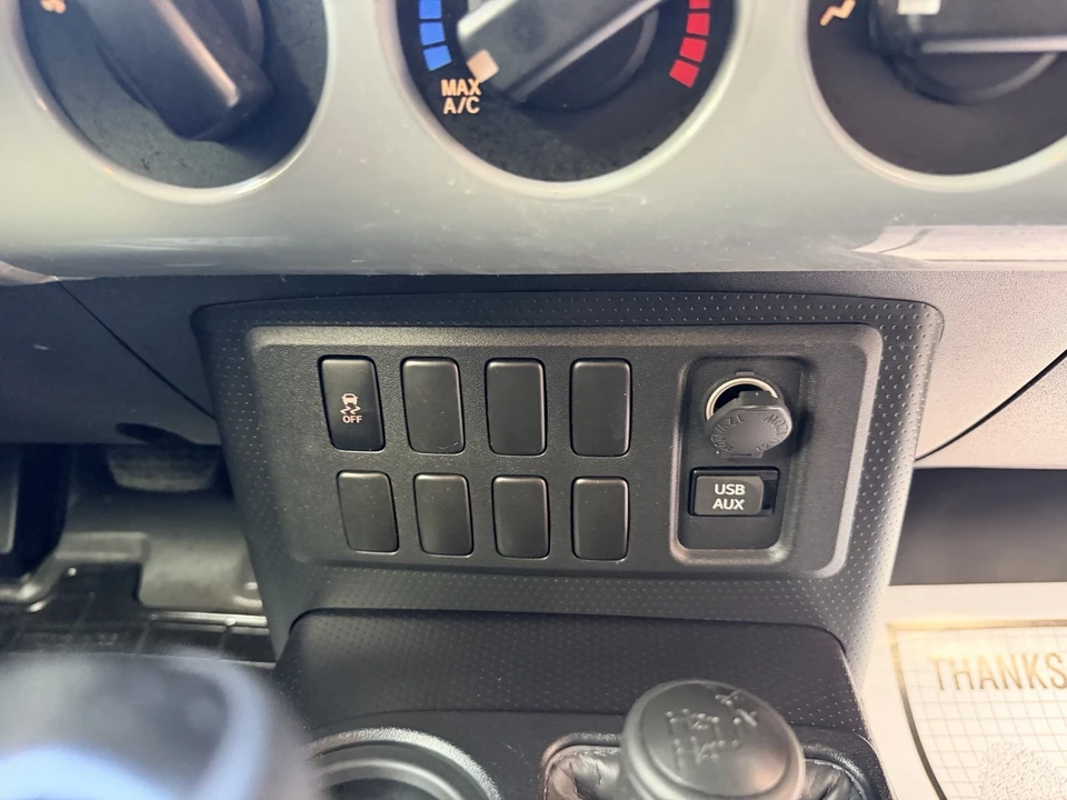2014 Toyota FJ Cruiser - Image 28 of 31