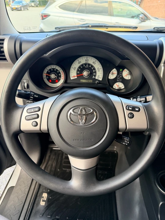 2014 Toyota FJ Cruiser - Image 29 of 31