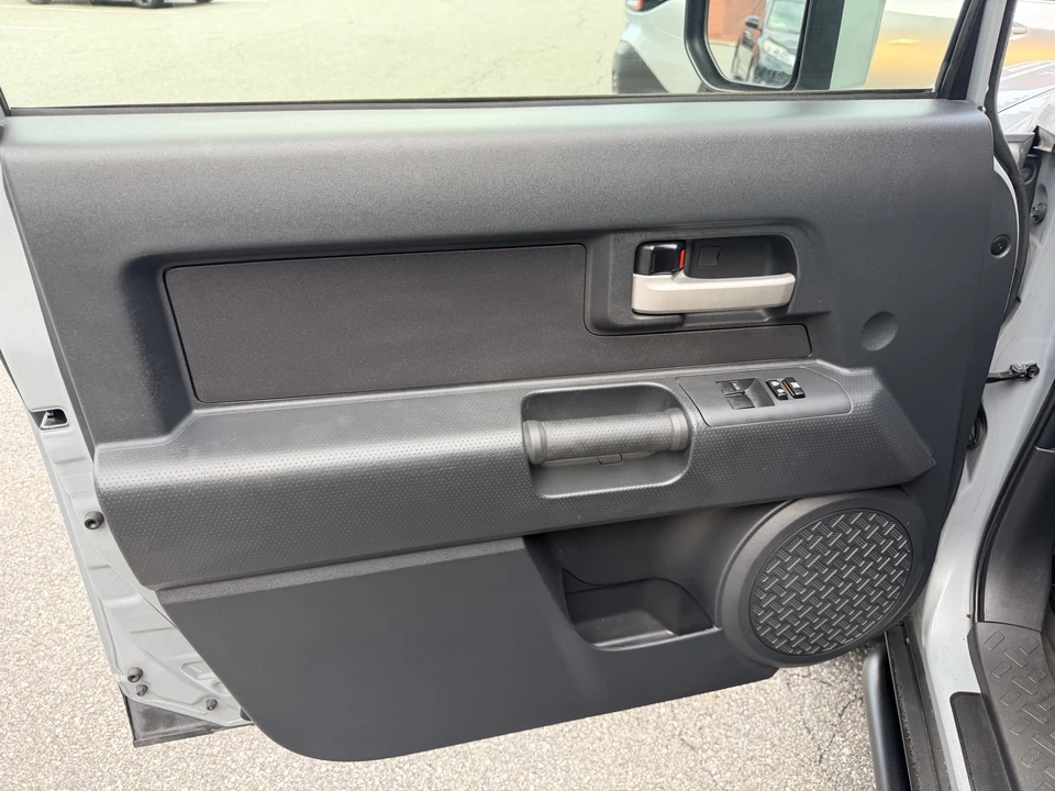 2014 Toyota FJ Cruiser - Image 25 of 31