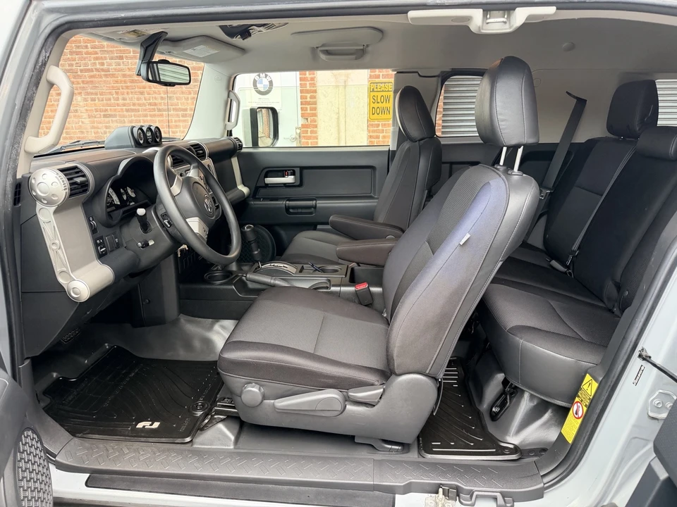 2014 Toyota FJ Cruiser - Image 17 of 31