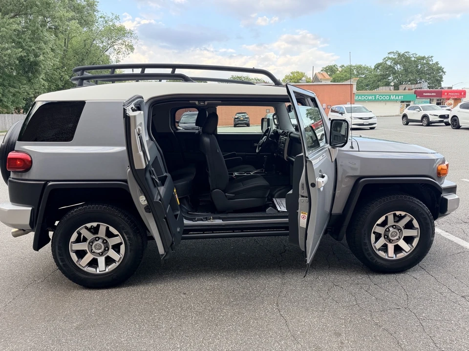 2014 Toyota FJ Cruiser - Image 9 of 31