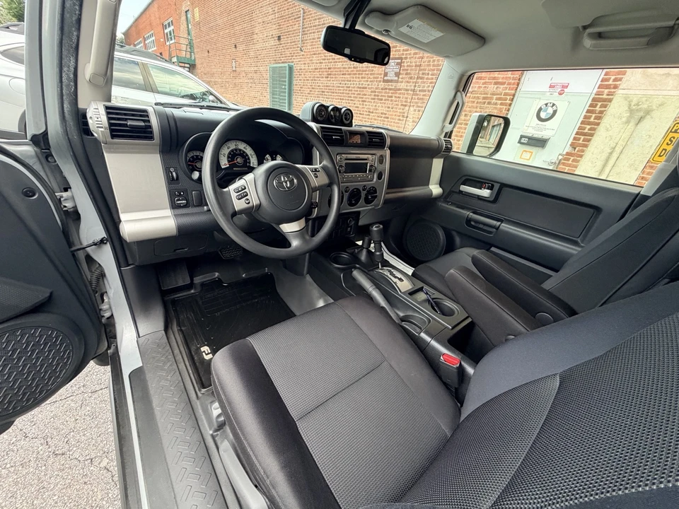 2014 Toyota FJ Cruiser - Image 18 of 31