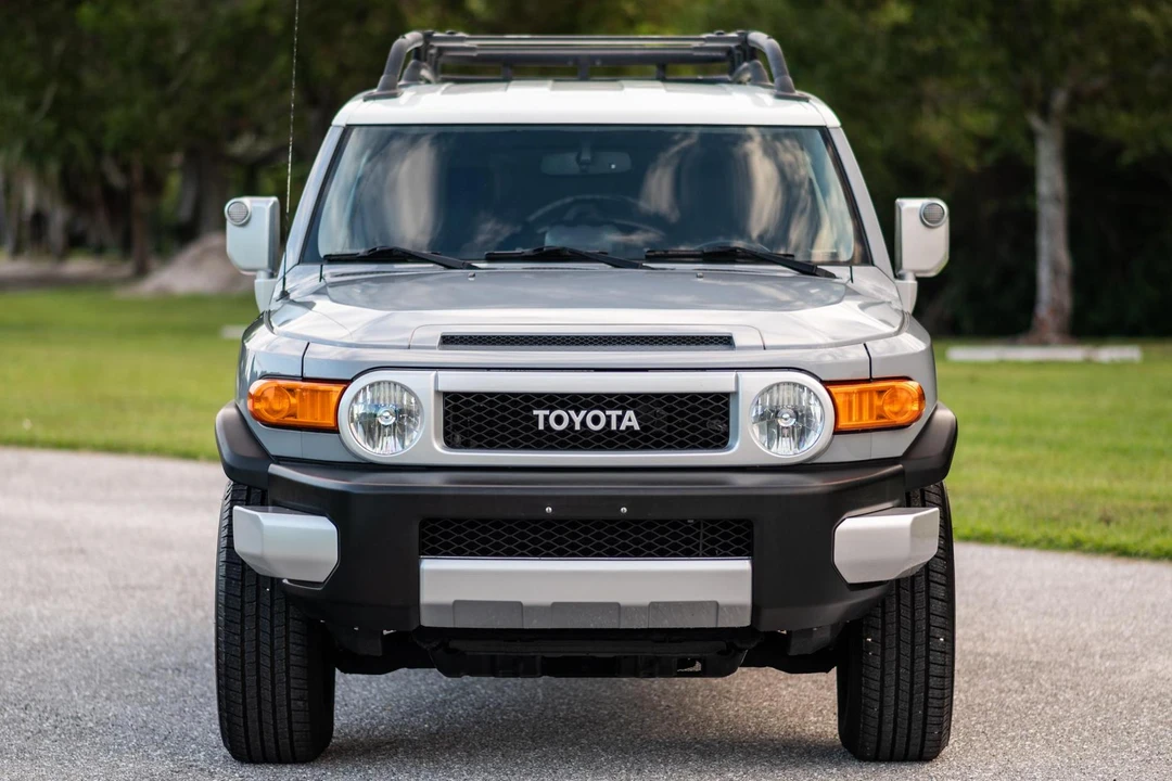 2014 Toyota FJ Cruiser - Image 2 of 31