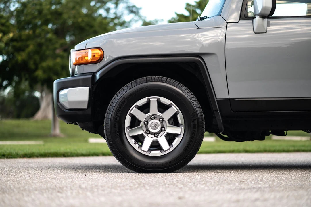 2014 Toyota FJ Cruiser - Image 27 of 31