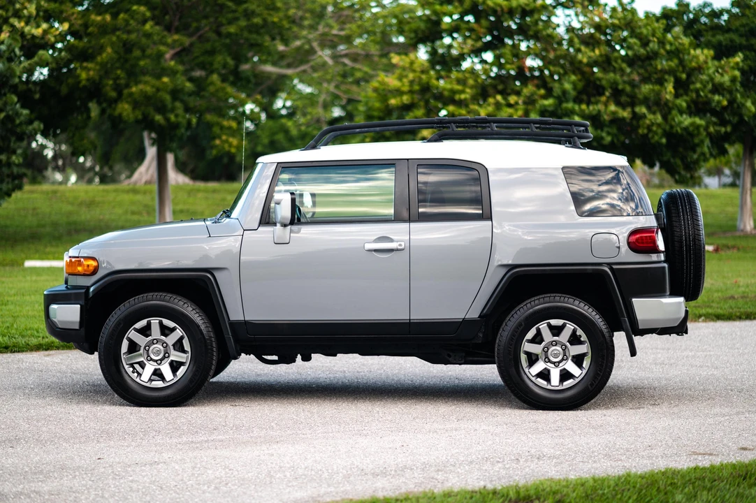 2014 Toyota FJ Cruiser - Image 10 of 31