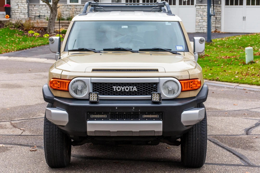 2014 Toyota FJ Cruiser - Image 2 of 31
