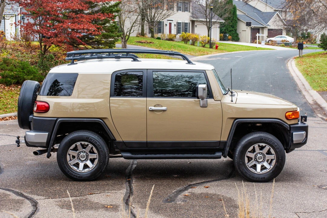 2014 Toyota FJ Cruiser - Image 7 of 31